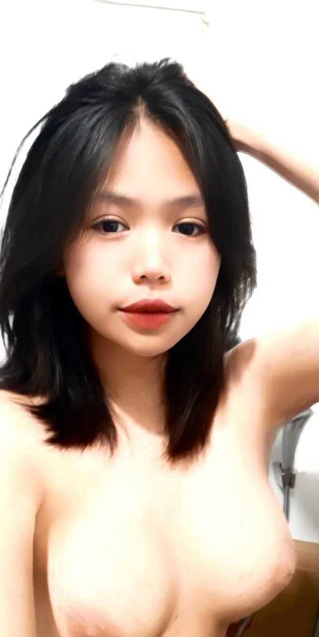 Ngỡ ngàng với cặp vú của những đứa em kế